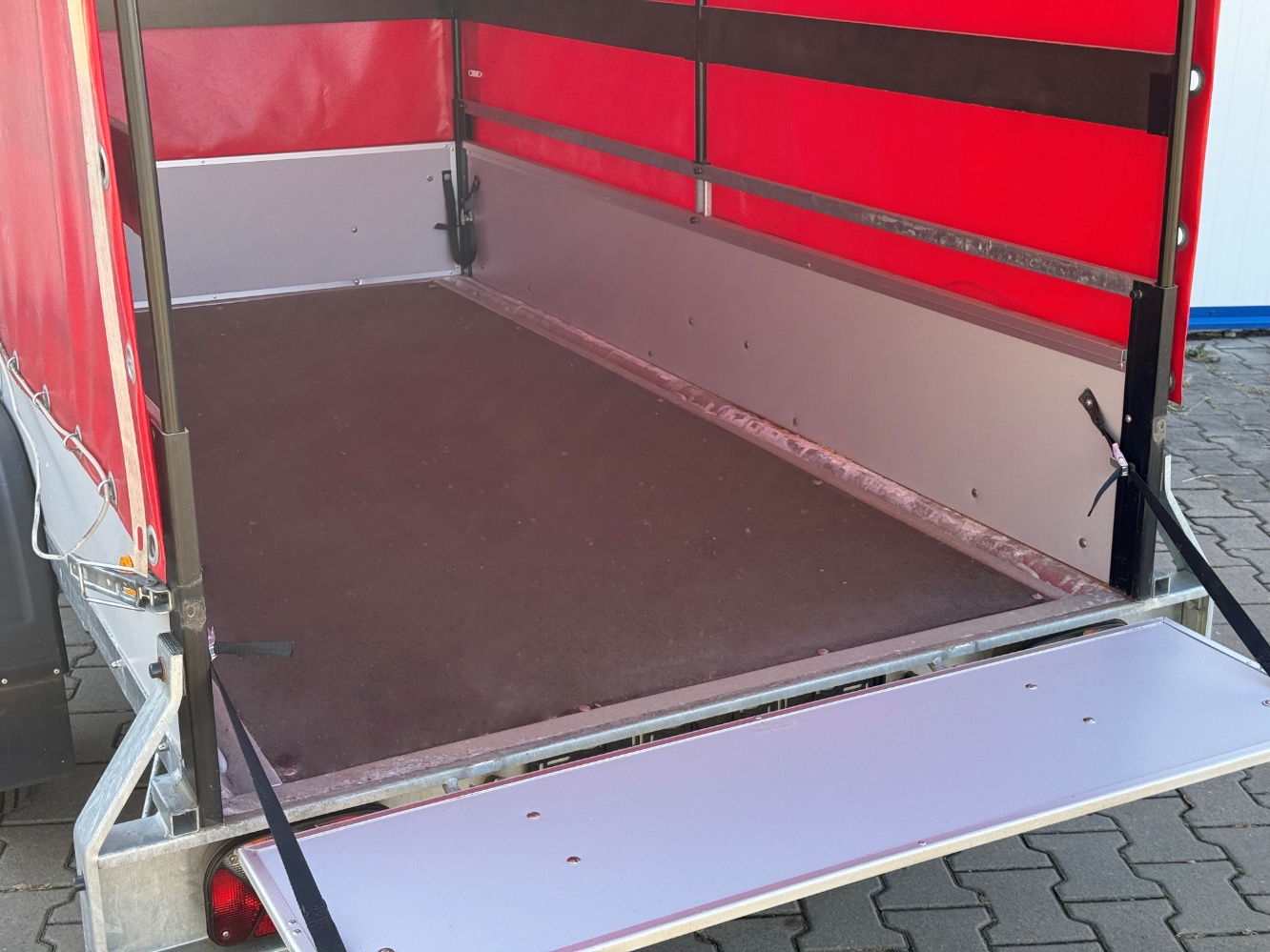 Agados VZ-26 nebrzděný valník 750 kg s plachtou